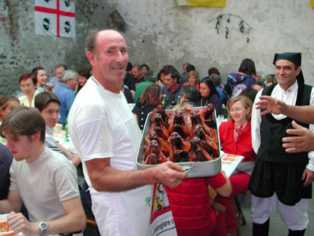 Presentazione delle teste dei maialetti grigliati