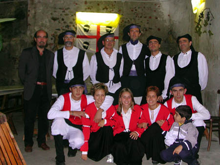 Il presidente con alcuni addetti al bar e alla sala